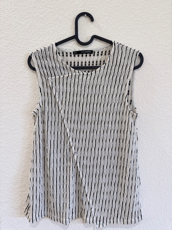 Sfera Tops - Sfera sleeveless Top in Cream and Black
